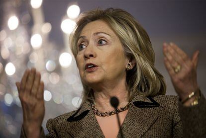 Hillary Clinton comparece ante los medios para pedir al Gobierno egipcio a contener a las fuerzas de seguridad.