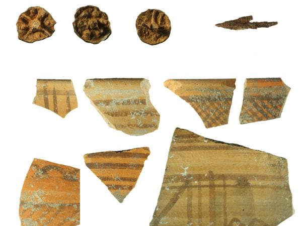 Tachuelas, puntas de flecha y diverso material cerámico hallado en el yacimiento de Sasamón y Olmillos.
