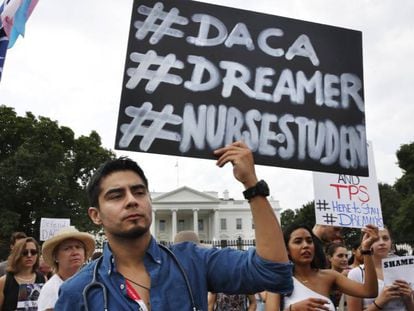 Un joven protesta frente a la Casa Blanca por la prórroga al DACA.