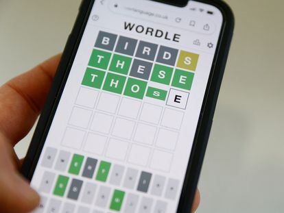 Un usuario juega a Wordle en su teléfono móvil.