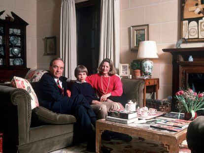 Rupert y Anna Murdoch con su hijo mayor, Lachlan: ha sido capaz de heredar el imperio paterno, pero en el pasado también fue capaz de irse