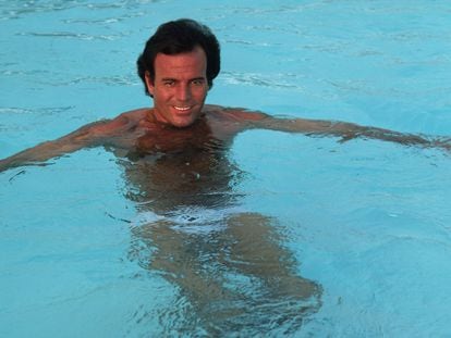 El cantante Julio Iglesias en una piscina de Miami, en 1980.