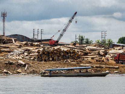 Troncos de árboles talados en uno de los puertos de Iquitos, Perú.