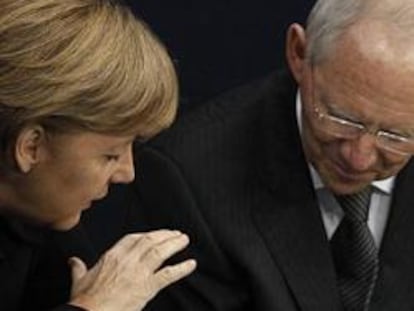 La canciller alemana Angela Merkel habla con el ministro de Finanzas, Wolfgang Schäuble, en la sesión parlamentaria del 2 de diciembre de 2011 en Berlín.