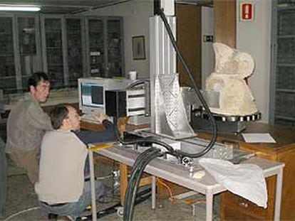 Técnicos de Factum Arte, durante el escaneado de la Dama de Elche en el Museo Arqueológico Nacional.