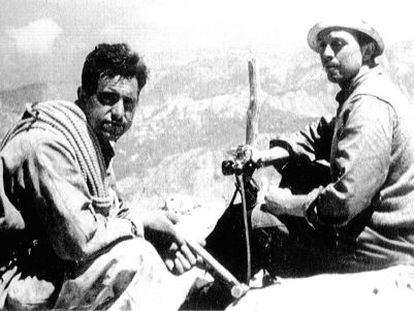 Herreros (d) en el Naranjo de Bulnes junto en 1936. 