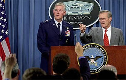 El secretario de Defensa, Donald Rumsfeld, explica a la prensa la operación lanzada ayer, junto al general Richard Myers, jefe de la junta de Estado Mayor.