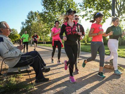 Un grupo de mujeres corre en el parque Tico Medina de Granada, el viernes.