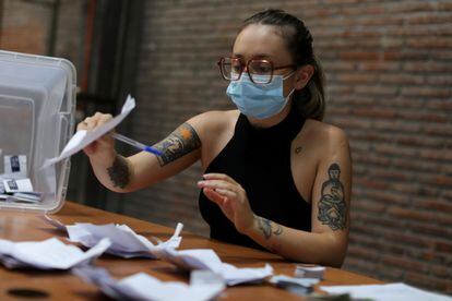 Una funcionaria cuenta los votos durante la noche de elecciones, el pasado 21 de noviembre, en Santiago de Chile.