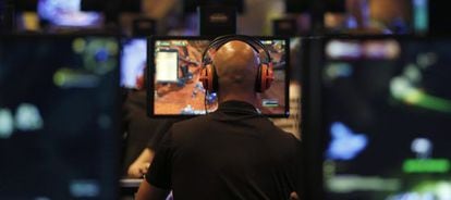 Un hombre juega a &#039;World of Warcraft&#039; en una feria de videojuegos en Colonia (Alemania).
