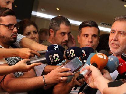 El secretario general del PSOE de Canarias, Angel Víctor Torres, atiende a los medios de comunicación tras reunirse este lunes con representantes del Partido Popular, Podemos, Nueva Canarias y Coalición Canaria. 