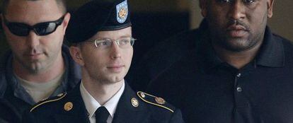 Bradley Manning es conducido al tribunal militar.