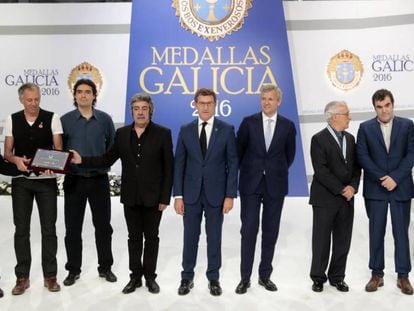 Feij&oacute;o y Rueda posan con los galardonados con la Medalla de Oro de Galicia.