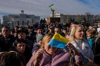 Algunos residentes de Jersón se reúnen en el centro de la ciudad durante la visita de Zelenski.