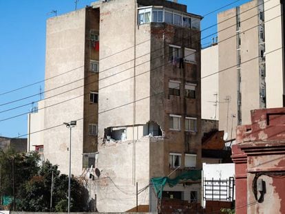 Edificio que amenaza con derrumbarse afectado con aluminosos en Badalona