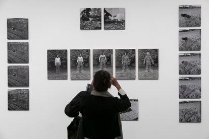 'El cuerpo cubierto de paja' de Fina Miralles, en la exposición de la artista en el Macba.