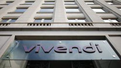 Logotipo de Vivendi en la fachada de su sede, en París.