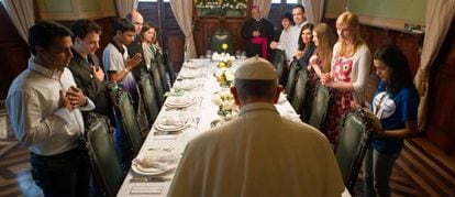 El papa Francisco reza junto a j&oacute;venes brasile&ntilde;os.