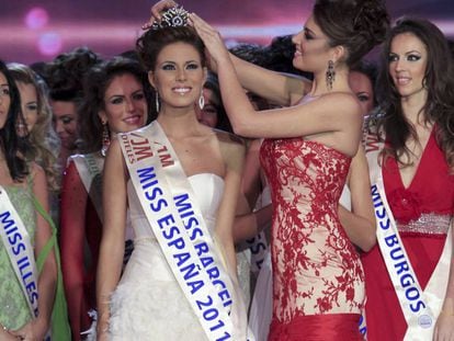 Andrea Huisgen junto a Miss España 2010 Paula Guillo, el certamen Miss España 2011, en Sevilla.