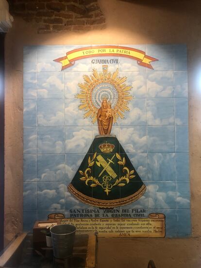 Azulejos con una ilustración de la Virgen del Pilar en el bar Los Sesenta.