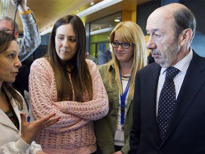 Rubalcaba, durante su visita en Zaragoza al Instituto de Biocomputación y Física de Sistemas Complejos. / JAVIER CEBOLLADA (EFE)