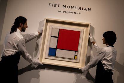 La tela de Piet Mondrian 'Composición número 2' se ha vendido en la casa de subastas Sotheby’s por 51 millones de dólares, lo que marca un nuevo récord para el artista holandés, considerado uno de los padres del arte abstracto.
