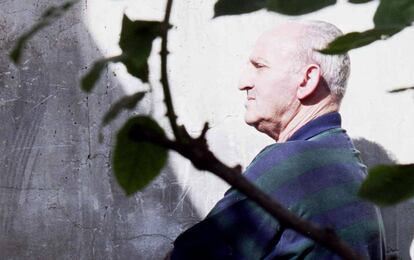 Lucio Urtubia, anarquista y luchador antifranquista, fotografiado en su casa de París en 2000.