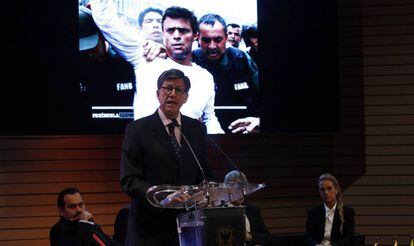 El director para las Américas de la ONG HRW, José Miguel Vivanco, en la presentación en Bogotá del libro 'Preso pero libre', del líder opositor venezolano Leopoldo López.