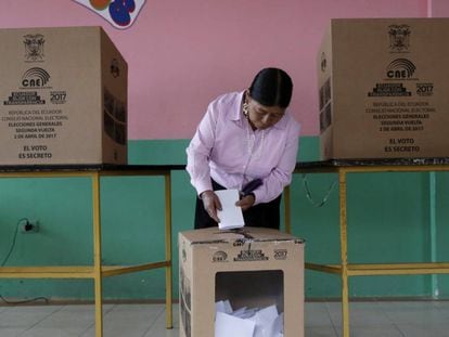 Una mujer deposita su voto en un colegio electoral de la capital, Quito.
