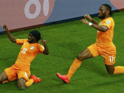 Gervinho y Drogba celebra el gol del triunfo.