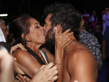Isabel Pantoja y Omar Montes se besan durante la gala.