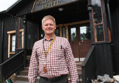 El propietario del hotel, Jouko Lappalainen, con su puñal en la cintura.