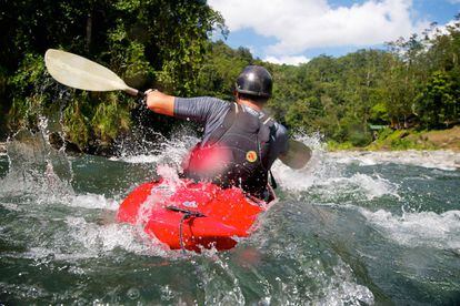 El descenso de aguas bravas es otra de las grandes aventuras en Costa Rica y hay tres ríos imprescindibles, Pacuare (en la foto), Reventazón y Sarapiquí, con descensos emocionantes (de clase II a clase V) y tramos de agua mansa que permiten contemplar la exuberancia de la jungla circundante.