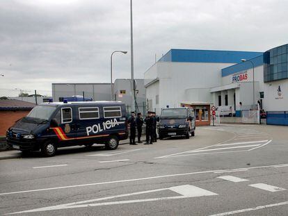 Agentes de Policía en un operativo en el polígono industrial Espíritu Santo de Oviedo, en una imagen de 2008.