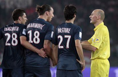 Motta, Ibrahimovic y Pastore durante el partido contra el Girondins.