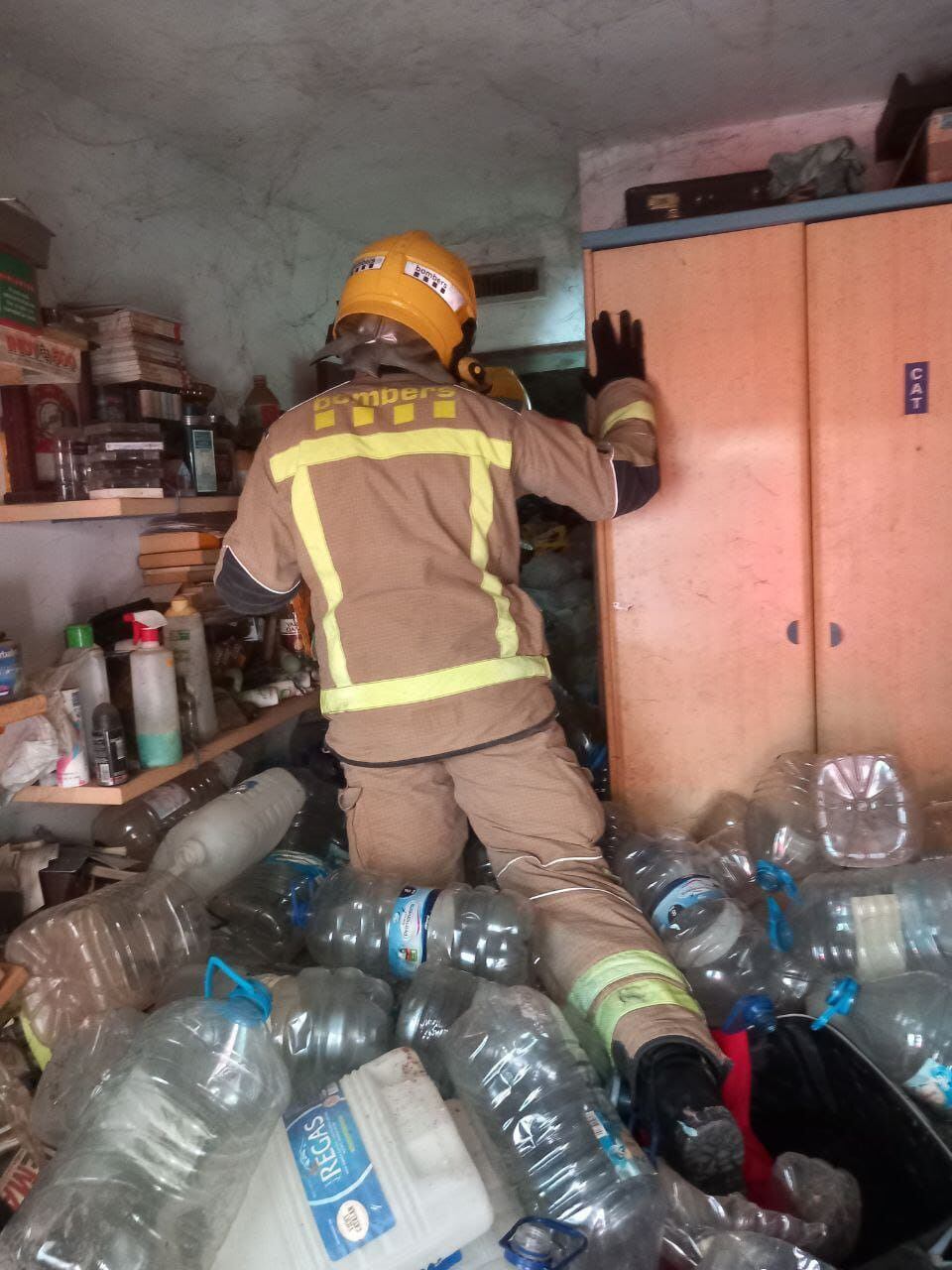 Un bombero de la Generalitat trabaja en el interior de la vivienda. 