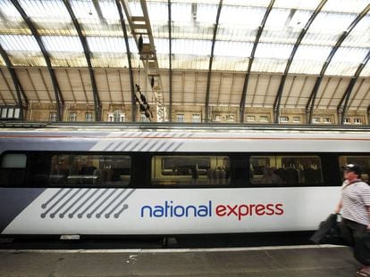 Tren de National Express en la estación de Kings Cross, Londres