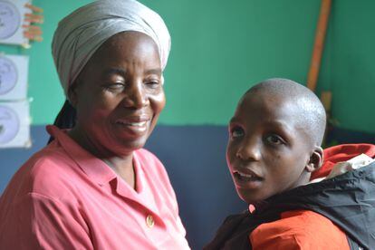 Christine Phiri, vecina de Ngombre, un barrio de Lusaka, junto a su hija Piurit. “Está aprendiendo a abrir los ojos, a sentarse y a escuchar”, celebra.