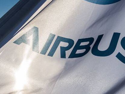 Una bandera con el logotipo de Airbus.