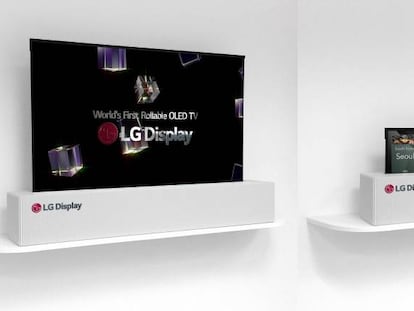 El televisor de LG se enrolla como un p&oacute;ster y queda guardado en la base del equipo.