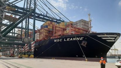 El primer buque llegado al puerto de Valencia con material sanitario de China encargado por la Generalitat.