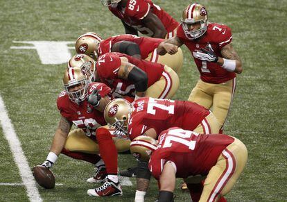 Formación atacante de los San Francisco 49ers en el momento en que su quarterback, Colin Kaepernick (7), da las instrucciones.