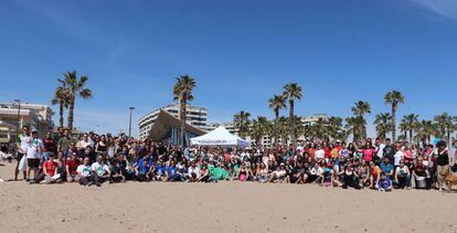 Voluntarios de Bioagradables y Boatjump tras limpiar una playa de Valencia.