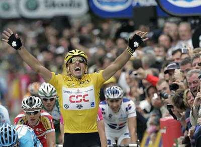 Cancellara celebra su victoria en la meta de Compiègne.