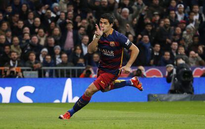 Luis Suárez celebra el gol en el encuentro entre el Real Madrid-Barcelona.