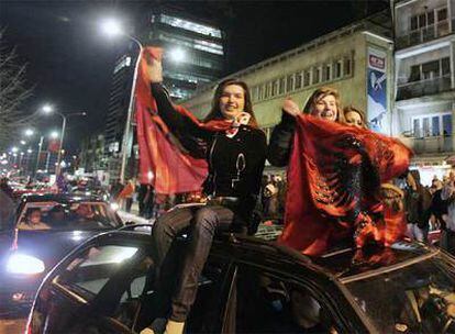 Jóvenes kosovares exhiben banderas albanesas, anoche, en Pristina.