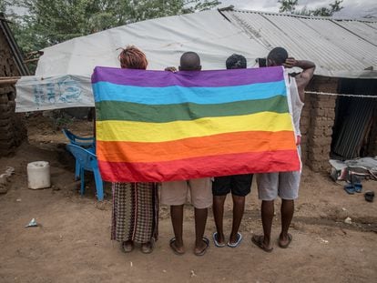 Refugiados LGBT ugandeses posan en una zona protegida del campo de refugiados de Kakuma, en el noroeste de Kenia, en octubre de 2018.