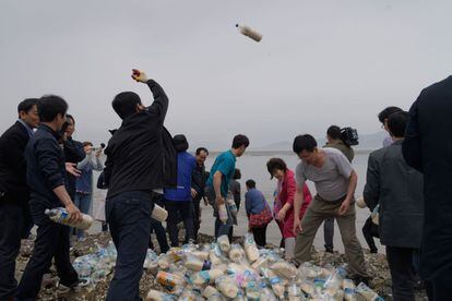 Activistas desertores norcoreanos arrojan al mar botellas que contienen arroz, dinero y memorias USB en la isla de Ganghwa, al oeste de Seúl.