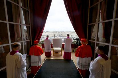 El papa Francisco, durante el tradicional mensaje 'Urbi et Orbi', en la Basílica de San Pedro del Vaticano, este lunes.