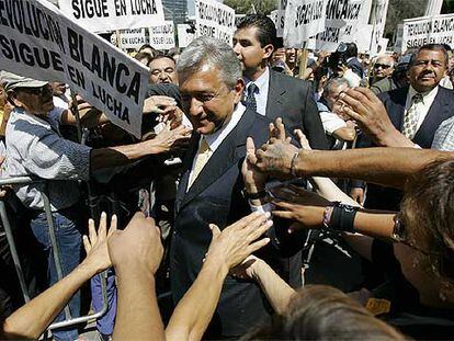 El candidato de la izquierda, Andrés López Obrador, saluda a sus seguidores en el centro de Ciudad de México.